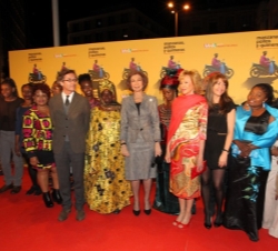 Doña Sofía junto a la presidenta de la Fundación Mujeres por África, María Teresa Fernández de la Vega; el secretario de Estado de Cultura, José María